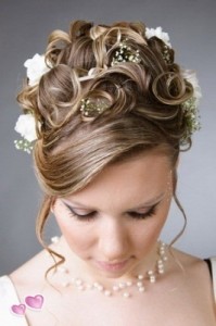 Вариант свадебной прически на средние волосы