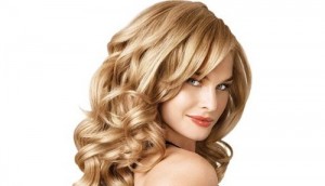 Свободная вечерняя прическа для средних волос